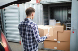 Déménageur pour stocker dans un garde-meubles  